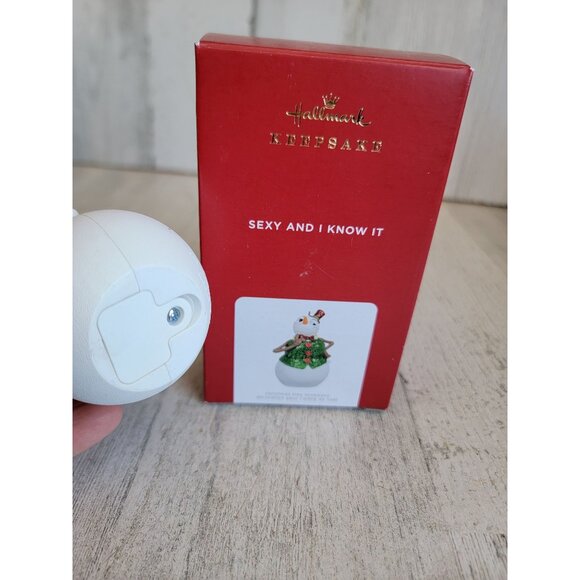 Hallmark sexy and I know it magic sound ornament Xmas - Picture 7 of 7